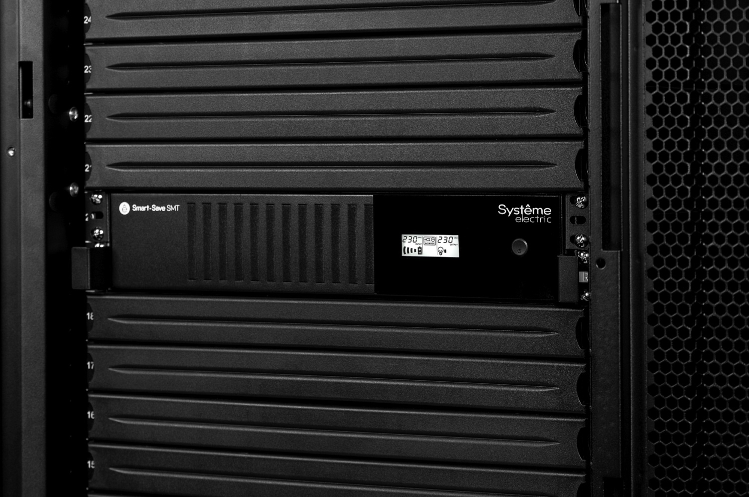 Источник бесперебойного питания Systeme Electriс SMT SMTSE3000RMI2U 1800Вт 3000ВА черный