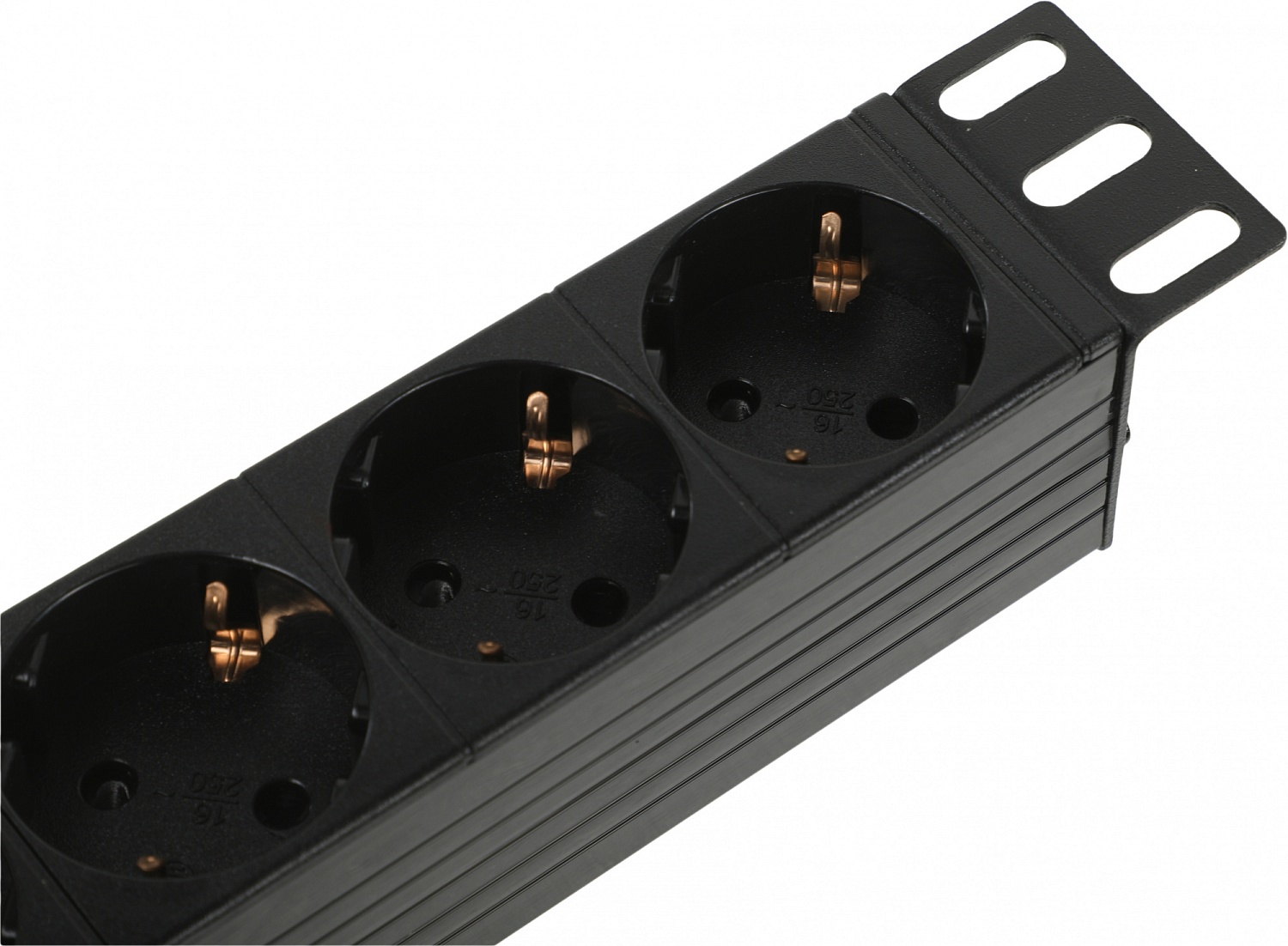 Блок распределения питания ITK PH22-9D1-P гор.размещ. 9xSchuko базовые 16A Schuko 2м