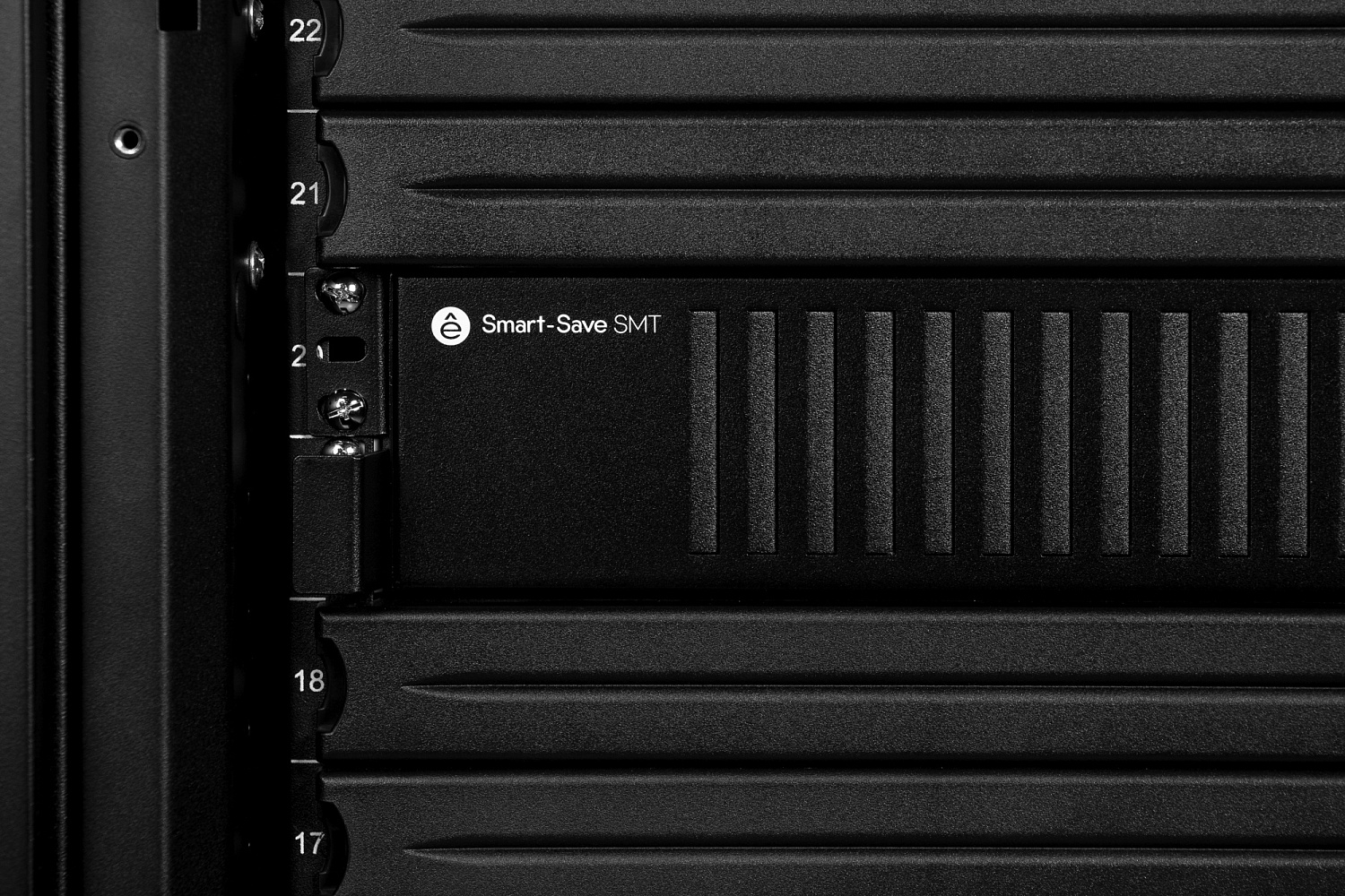 Источник бесперебойного питания Systeme Electriс SMT SMTSE3000RMI2U 1800Вт 3000ВА черный