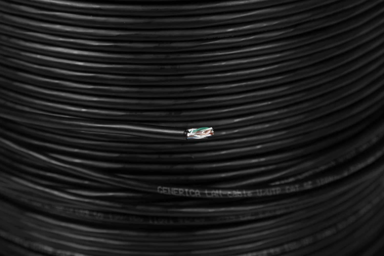 Кабель информационный ITK GENERICA BC3-C5E04-139-305-G кат.5E U/UTP 4X2X24AWG LDPE внешний 305м черный Кабель информационный ITK GENERICA BC3-C5E04-139-305-G кат.5E U/UTP 4X2X24AWG LDPE внешний 305м черный