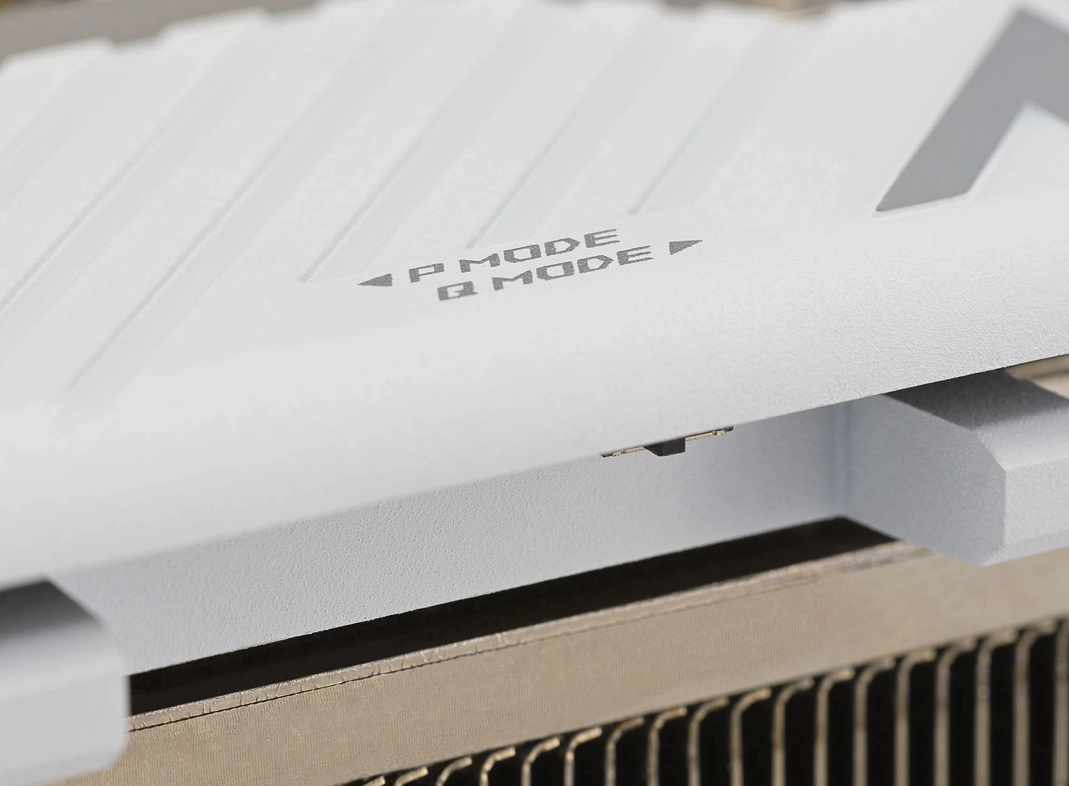 Видеокарта Asus PCI-E 4.0 ROG-STRIX-RTX4080S-16G-WHITE NVIDIA GeForce RTX 4080 Super 16Gb 256bit GDDR6X 2550/23000 HDMIx2 DPx3 HDCP Ret